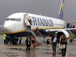 Ryanair ha lanzado una oferta promocional con billetes al precio de 19 euros./ CELEDONIO/