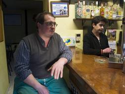 Castañeda, junto a su mujer en el bar de su propiedad. / D. PEDRIZA/