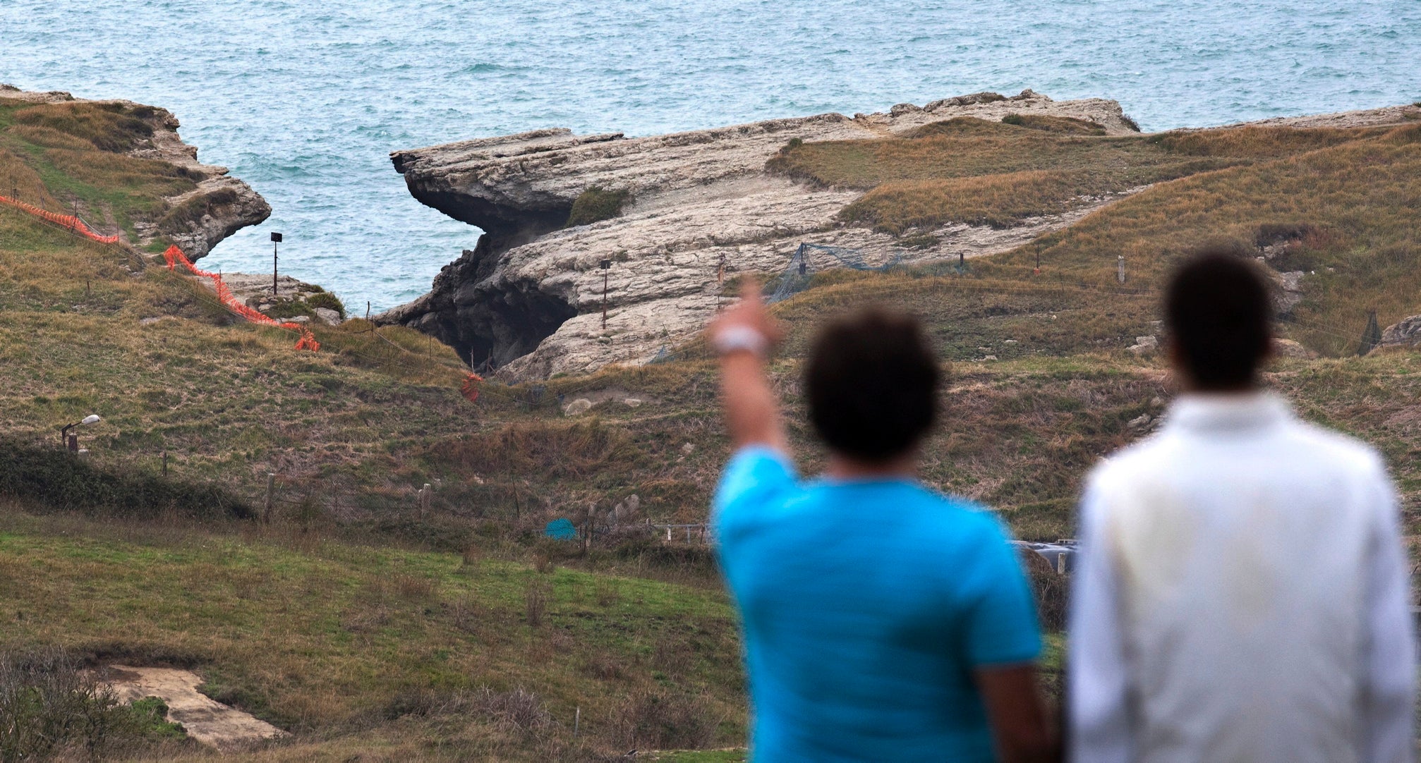 La formación rocosa, ubicada en Cueto, junto al faro de Santander, ha perdido su forma de puente. ::
ROBERTO RUIZ/