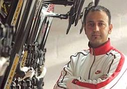 Josean Fernández 'Matxín', director deportivo de Geox-TMC, no entiende bien la decisión de la UCI. :: CELEDONIO/