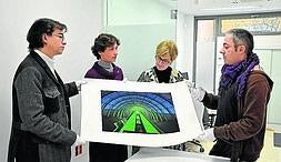 Sainz entregó la foto a los concejales César Torrellas y Gema Díaz y a la coordinadora del CDIS, Manuela Alonso. :: DM/