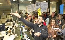 Los perjudicados por las preferentes, en el interior de la sede de Caja Cantabria donde esparcieron las bolsas de pelo. / Javier Cotera/