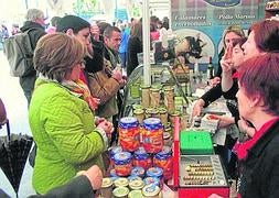 La anchoa de Santoña es uno de los principales atractivos gastronómicos de la región y concita el interés del público. / A. C./