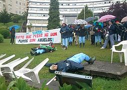Trabajadores, familiares vuelven a protesar hoy ante la residencia. / Leticia Mena/