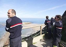 Agentes, durante las labores de búsqueda del patrón Felipe Peñil en aguas de San Vicente de la Barquera. / Foto: DM/