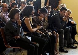 La familia de Preciado –su hermana, Ana; su cuñada, Macarena; su esposa, Arancha; su madre, Ana; su hijo, Manu; y la novia de este, Mónica– en el entierro. Foto: Javier Cotera/