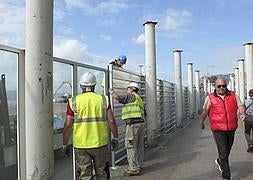 Varios operarios trabajaban esta mañana en las inmediaciones del emplazamiento del futuro Centro Botín. / Sé Quintna/