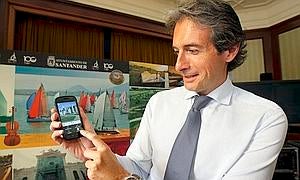 El alcalde de Santander, Íñigo de la Serna, muestra la aplicación en su 'Smartphone'. Foto: Celedonio./