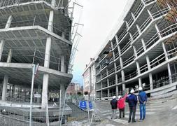 Cada año los técnicos de Vivienda investigan decenas de promociones de VPO para detectar fraudes. / Roberto Ruiz/