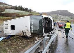 Así quedó el autobús tras el accidente./ Foto: Javier Rosendo | Vídeo: Ernesto Sardina/