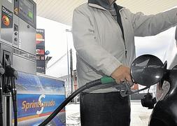 Un conductor reposta en una gasolinera de Santander. Foto: Celedonio./