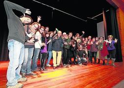 Los integrantes del colectivo Unos cuantos posan después de un ensayo. / Daniel Pedriza/