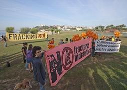 Según la Asamblea contra la Fractura Hidráulica, Gas Natural Fenosa pretende buscar en el subsuelo de Valdeprado del Río la existencia de hidrocarburos./