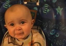 Un bebé se emociona al oir cantar a su madre