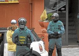 La Guardia Civil detuvo el pasado día 12 a uno de los supuestos narcotraficantes en su vivienda de la Bajada de la Encina, en Santander. / Foto y vídeo: Sane/