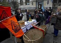 Entrega de alegaciones contra el sondeo de Toranzo / Javier Cotera/