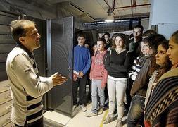 Alumnos de Bachiller visitan el gran computador ubicado en el sótano del IFCA. / Daniel Pedriza/
