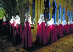 Procesión en el claustro de la catedral de Santander., la elegida por el jurado / Juan Manuel Serrano Arce/