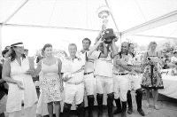 El Bisontes de Santander alza el trofeo que le acredita como campeón. / M. DE LAS CUEVAS/