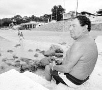 Con 84 años, Cioli sigue visitando la playa cada día. / ANDRÉS FERNÁNDEZ/