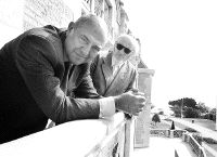 José Antonio Marina posa con el novelista Álvaro Pombo en el Palacio de la Magdalena. / BRUNO MORENO/