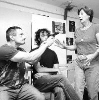Miembros de Sileno, en un ensayo de la obra 'Caníbales'. / BRUNO M./