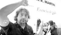 El creador cántabro Daniel R.Martín, retratado ante la entrada a Siboney. / BRUNO MORENO/