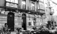Edificio en la calle Isabel la Católica que fue capilla y colegio de la iglesia protestante. / SÉ QUINTANA/