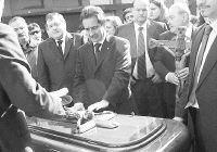 La iglesia de Solórzano estuvo llena a rebosar. El presidente de Cantabria, en el momento de colocar la pulsera del Año Lebaniego en el Cristo del féretro. / SANE/