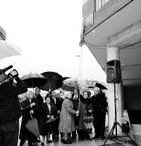 La alcaldesa, junto a familiares de Otero, descubriendo la placa. / L.P./