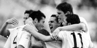 Los jugadores del Racing celebran un gol. / A. FERNÁNDEZ/