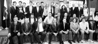 Foto de familia de autoridades, peñistas y ex jugadores del Racing. / ROBERTO RUIZ/