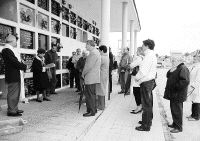 Imagen de la ceremonia celebrada en el cementerio santanderino. / MIGUEL DE LAS CUEVAS/