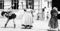 Una de las programaciones festivas en Santander son las actuaciones de calle, que dan ambiente y color a la ciudad. / DM/