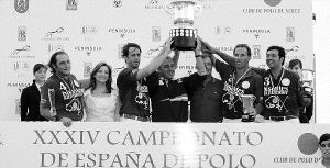Los integrantes del conjunto santanderino alzan la copa de campeones. / DM/