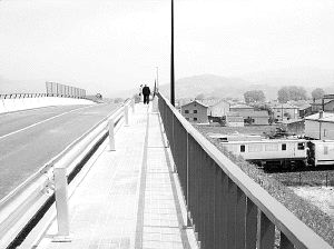Paso elevado sobre las vías en Lombera. / CAVIA/