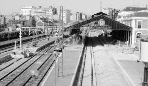 Preparativos y obras en uno de los andenes de la estación Campo Grande de Valladolid para recibir los trenes de alta velocidad. / DM/