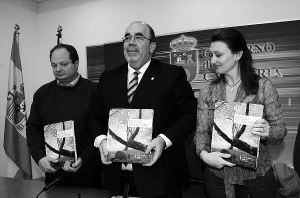 Jesús Oria (centro). María Eugenia Calvo y Rafael Gómez del Álamo posan con el libro . / SANE/