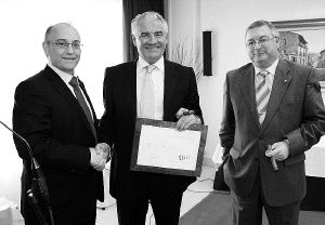 Francisco Pernía, flanqueado por Fernando Domínguez, director de Altadis, y Juan Antonio Prieto./
