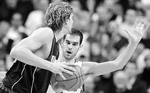 José Calderón, en tareas defensivas ante Dirk Nowitzkix./