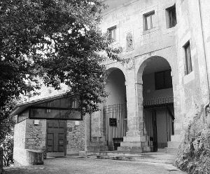 Entrada principal al Monasterio de Montehano, en Escalante. MAMEN GARCÍA/