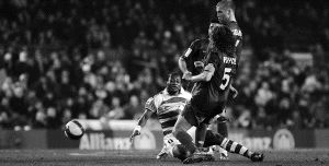 Puyol y Tchité mantuvieron un bonito duelo durante todo el partido del que salió vencedor el barcelonista. / ANDRES FERNÁNDEZ/