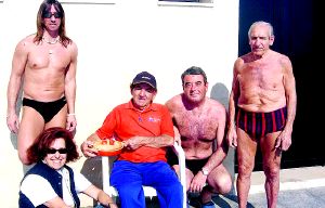 'Cioli' sopló las velas con sus amigos, en su playa favorita / SE QUINTANA/