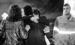 Familiares de la mujer asesinada en Valladolid, tras conocer el suceso. / EFE/