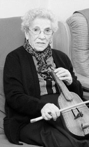 Adela Gómez, de 91 años, con su inseparable rabel. / JOSÉ LUIS RAMOS/