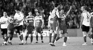 César Navas recrimina su actitud a Albín mientras Casquero celebra su gol. / M. DE LAS CUEVAS/