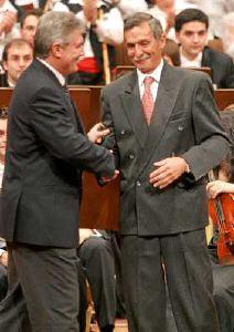 Ico Aguilar, junto a Santillana, en un homenaje reciente. / A. FERNÁNDEZ/