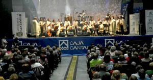 Los Sabandeños demostaron ayer en Santander su categoría artística y la sabiduría con la que dirige Elfidio Alonso a esta histórica agrupación. / SANE/