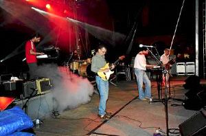 La mítica banda cántabra encandiló al público en el concierto de su treinta aniversario. / SANE/