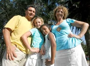 Mariam Sidahmed con su familia española./ CELEDONIO/